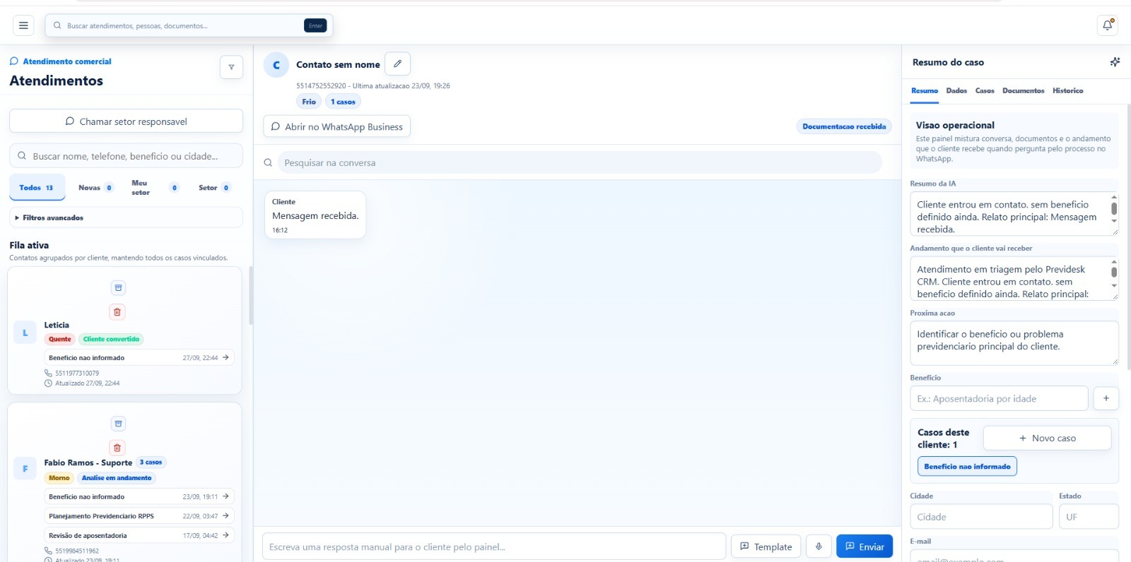 Tela de atendimentos com conversa do WhatsApp e resumo do caso